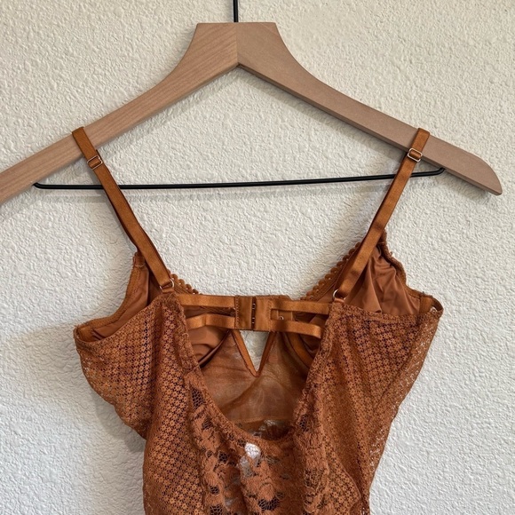 24 Urban Outfitters Out From Under Womens Medium Lace Cinnamon Bodysuit Dainty - Picture 6 of 7